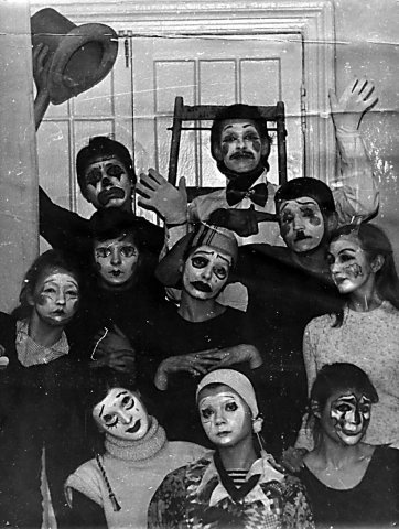 «Вишневый сад», 11 июня 1984 - 13 июля 1984, г. Ленинград. Выставка «"ЮТЕС" – маленькая неизвестная театр-студия» с этой фотографией.