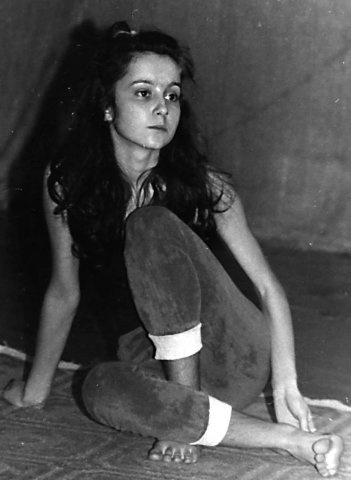 Девочка из новых, 11 января 1985 - 8 ноября 1985, г. Лениград. Выставка «"ЮТЕС" – маленькая неизвестная театр-студия» с этой фотографией.