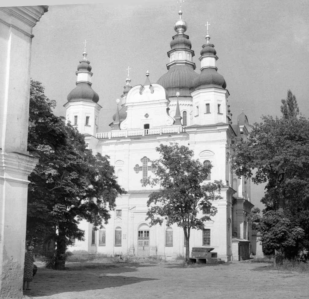 Троицкий собор в Троицко-Ильинском монастыре в Чернигове, 1 - 15 сентября 1982, Украинская ССР, г. Чернигов. Панорама смонтирована их двух горизонтальных фотографий.
