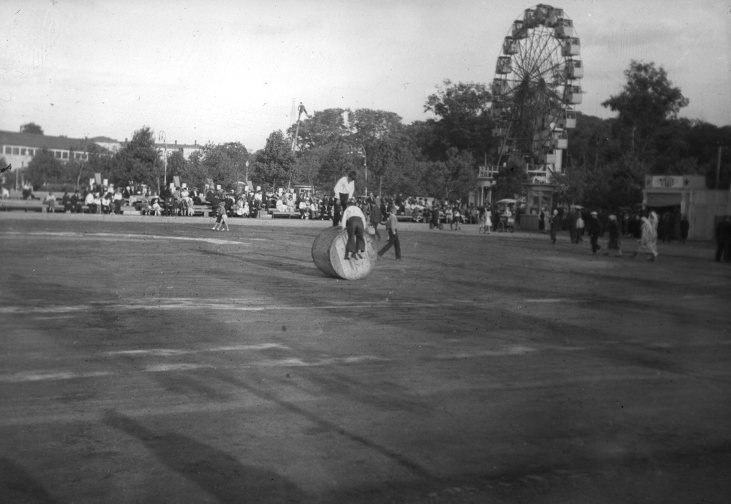 Малое колесо обозрения в парке им. Горького, 16 апреля 1956 - 14 мая 1956, г. Москва. Фотография сделана британской делегацией, побывавшей в СССР в 1956 году.Выставка «Английские энергетики в Советском Союзе» с этим снимком.