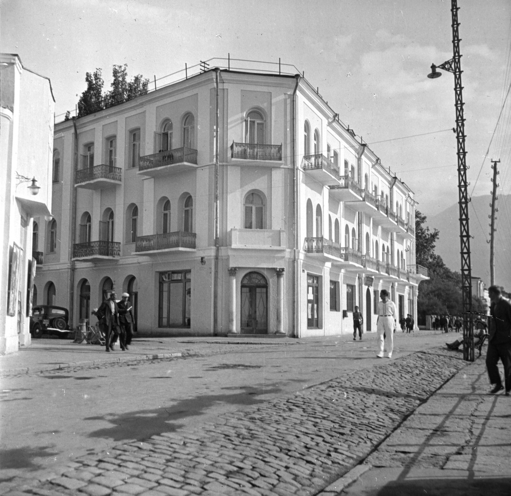 Южный город, 16 апреля 1956 - 14 мая 1956. Фотография сделана британской делегацией, побывавшей в СССР в 1956 году.Выставка «Английские энергетики в Советском Союзе» с этим снимком.