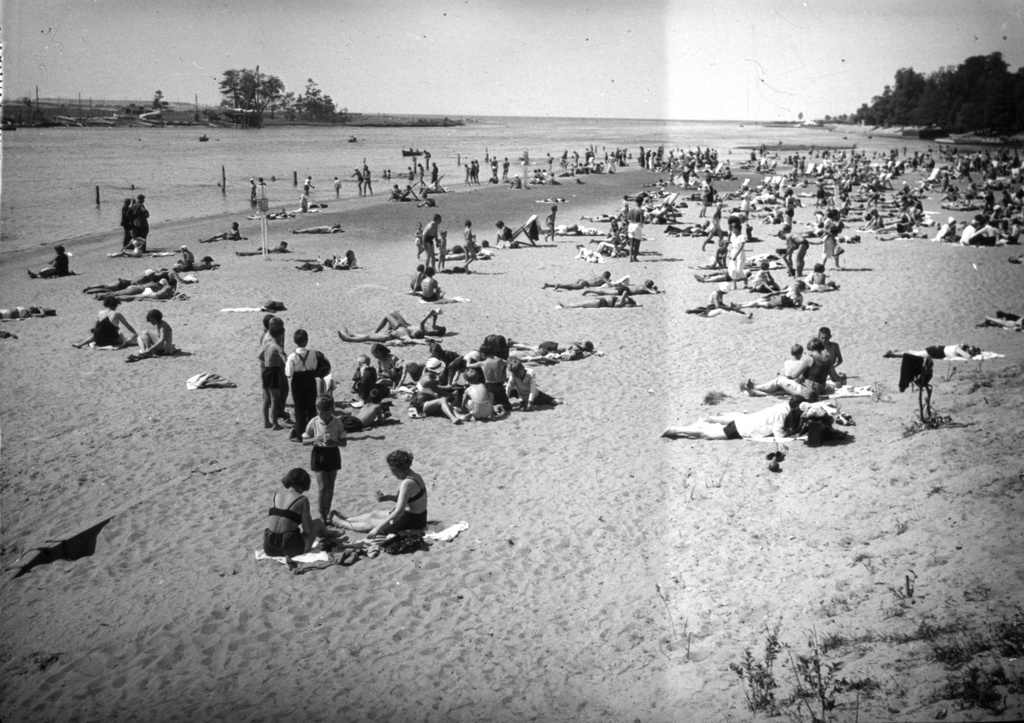 Пляж, 16 апреля 1956 - 14 мая 1956. Фотография сделана британской делегацией, побывавшей в СССР в 1956 году.Выставка «Английские энергетики в Советском Союзе» с этим снимком.