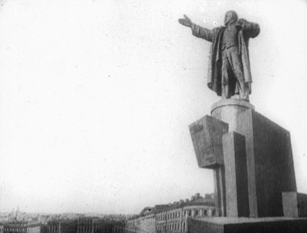 Памятник Владимиру Ленину на Финляндском вокзале, 16 апреля 1956 - 14 мая 1956, г. Ленинград. Фотография сделана британской делегацией, побывавшей в СССР в 1956 году.Выставка «Английские энергетики в Советском Союзе» с этим снимком.