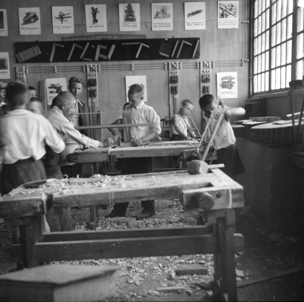 На уроке труда, 16 апреля 1956 - 14 мая 1956. Фотография сделана британской делегацией, побывавшей в СССР в 1956 году.Выставка «Английские энергетики в Советском Союзе» с этим снимком.