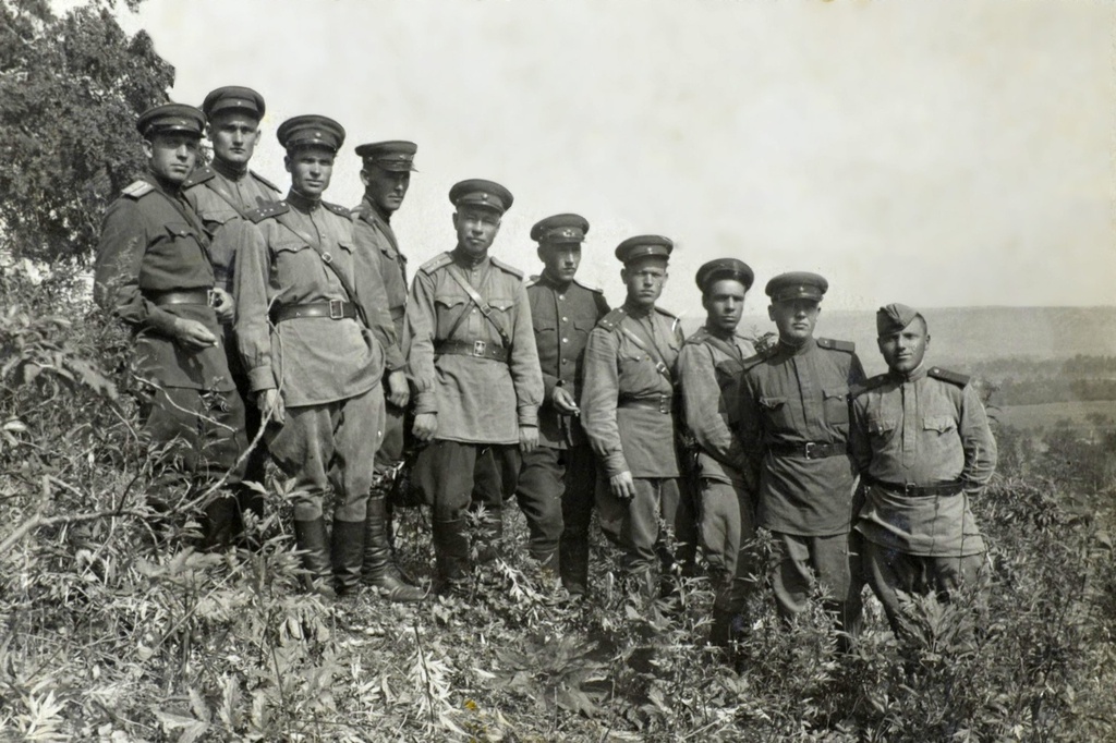 1943 год, 5 - 6 ноября 1943, г. Петропавловск-Камчатский. Второй справа&nbsp;‒ П. Г. Сотниченко.&nbsp;Фотография из архива Виктора Петровича Сотниченко.