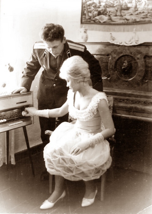Жених и невеста слушают радио, 1977 - 1987