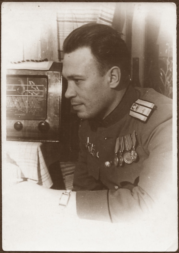 Военный слушает радио, 1945 - 1948