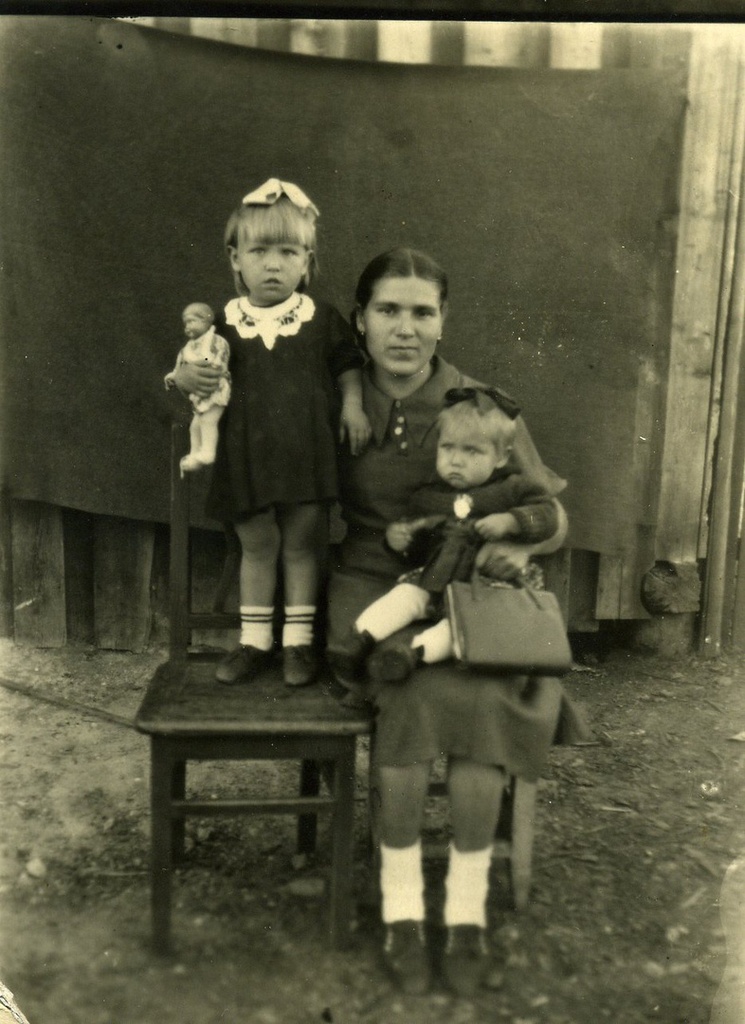 Соловьевы, 1947 год, Бурят-Монгольская АССР, г. Городок. Фотография из архива Светланы Черяевой.Выставка «Куклы Советского Союза» с этой фотографией.