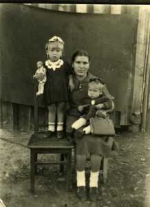 Соловьевы, 1947 год, Бурят-Монгольская АССР, г. Городок. Фотография из архива Светланы Черяевой.