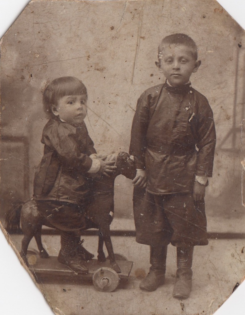 «Александр и Константин Евсеечи Сурнакины», 1905 год, г. Самара. Фотография из архива Леки Квитко.Выставка «Я люблю свою лошадку...» с этой фотографией.