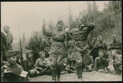 Старший сержант В. Абуладзе и снайпер Зиба Ганиева танцуют кавказский танец в перерыве между боями, 1942 год