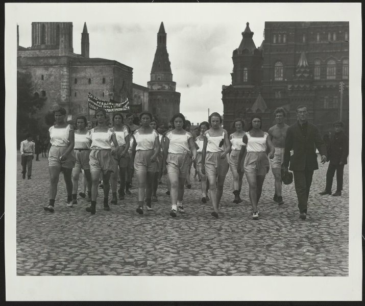 Девушки-физкультурницы. МЮД 7 сентября 1924 года, 7 сентября 1924, г. Москва. МЮД – Международный юношеский день.Выставка «24 фотографии 1924 года» с этой фотографией.&nbsp;