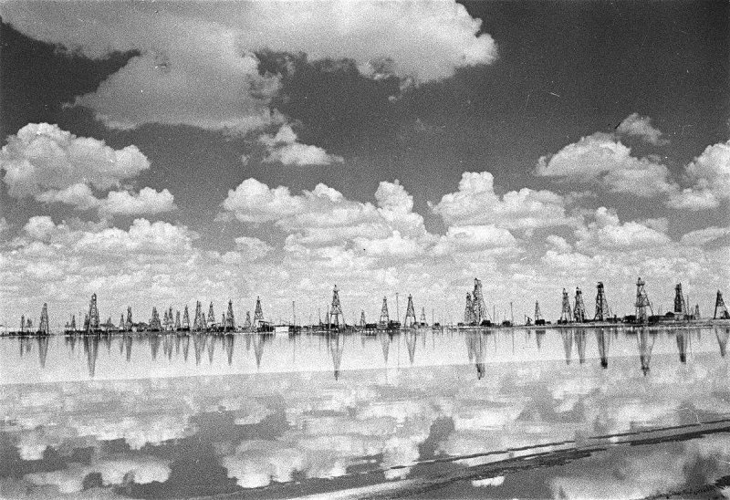 Панорама нефтепромыслов на реке Эмбе, 1939 год, Казахская ССР. Видеовыставка «Аркадий Шайхет»&nbsp;и выставка «Одиночество неба» с этой фотографией.