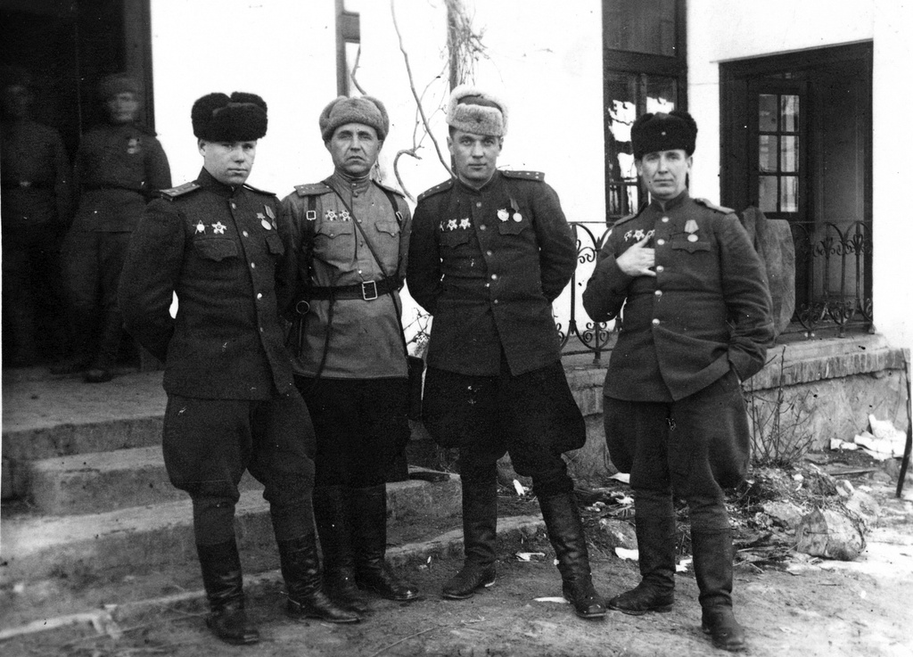 Замполит пульбата Павел Максимович Малыгин, 8 января 1942 - 31 декабря 1943, г. Сталинград. Из автобиографии: В апреле 1942 года Главпуркка назначил меня комиссаром 19 отдельно-пулеметноартиллерийского батальона, в который я выехал в Казань в запасной полк для формирования. После формирования батальона и проведения с ним ускоренной программы занятий, батальон передислоцировали на дальние подступы обороны Москвы в район Домодедово-Ленинские горы. В августе нас по тревоге погрузили в вагоны и по «зеленой улице» отправили под Сталинград. Под Сталинградом наш батальон вошел в состав 3-го Укрепрайона 64 Армии, где я провоевал до конца разгрома немецко-фашистской группировки.После окончания боев под Сталинградом наш Укрепрайон расформировали и я был назначен замполитом 163 отд. пуль, артбатальона 19 Укрепрайона, с которым воевал все время в действующих армиях. 1 января 1945 года был вызван в Политотдел 18 Армии и назначен парторгом штаба 18 Армии, откуда и демобилизовался в декабре 1945 года.