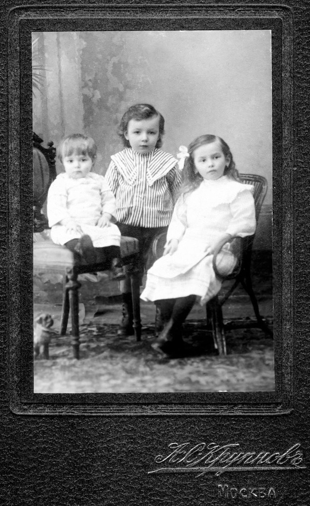 Нюрик, Миша и Поля, 1914 - 1915, г. Москва. Выставка «История одной семьи» с этой фотографией.