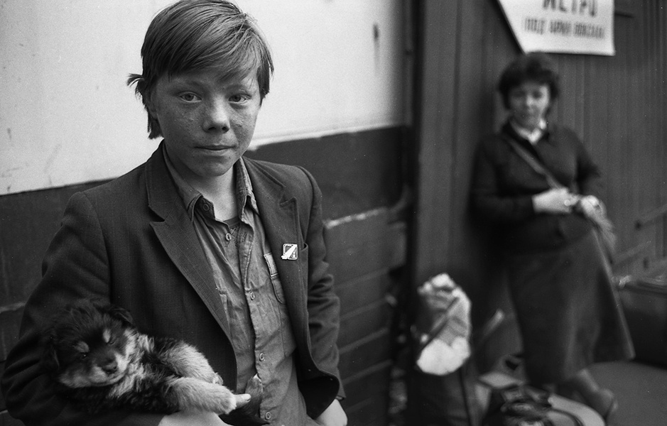 Мальчик с щенком, 15 июля 1987, г. Москва. Выставка «Пацаны» с этой фотографией.
