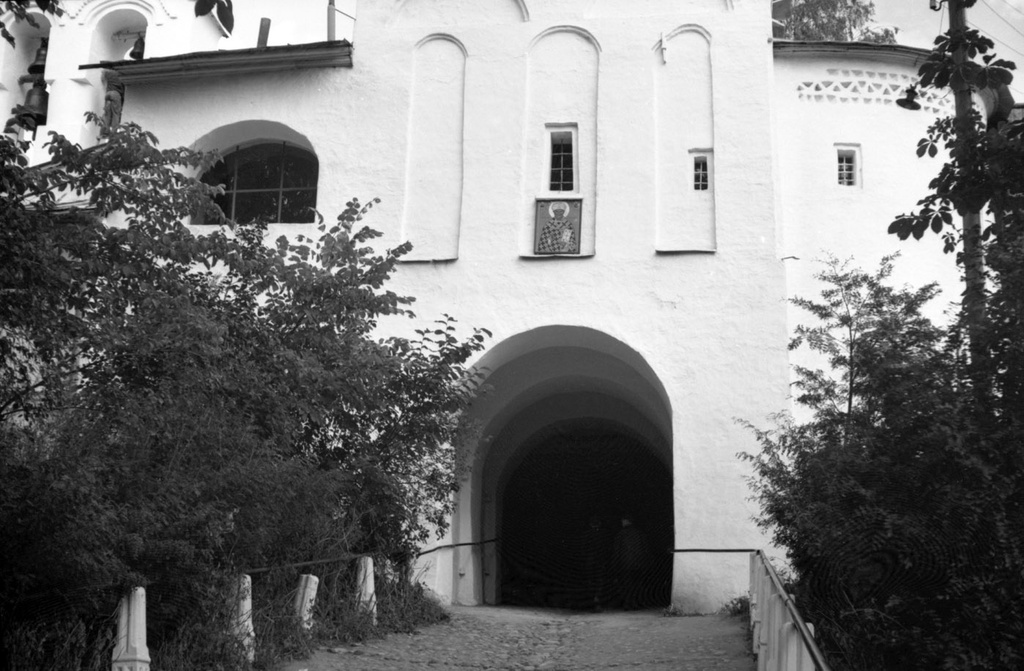 Фото "Проход через Никольскую церковь Псково-Печерского монастыря ...