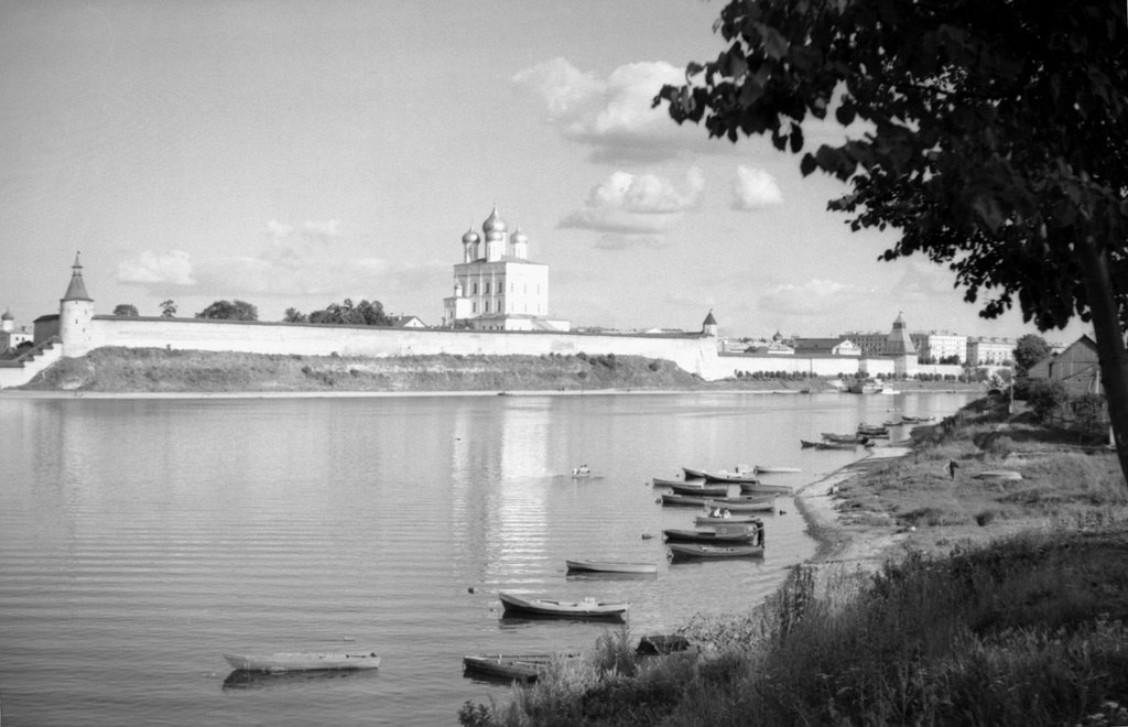 Вид на Псковский Кремль с берега реки, июнь - август 1969, г. Псков. Выставка «Что посмотреть в Пскове и области» с этой фотографией.&nbsp;