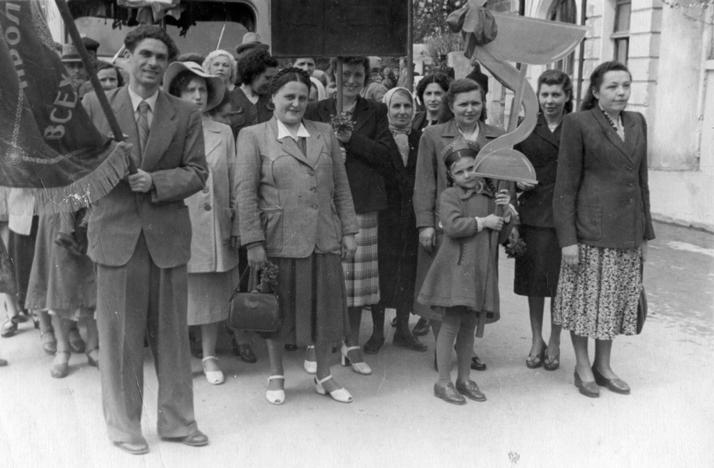 Колонна Ялтинского аптекоуправления перед выходом на Первомайскую демонстрацию, 1 мая 1953, Крымская АССР, г. Ялта. Выставка «Будни 1953 года» с этой фотографией.