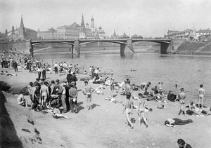«Обнаженные советские люди отдыхают на берегу Москвы реки», июнь - сентябрь 1928, г. Москва. Лауреат Пулитцеровской премии Х.Р. Кникерборгер описал свое путешествие в 1931 году по берегам Москвы-реки. Он оказался гостем настоящей фантастической «страны нудистов». Вот его наблюдения: «Тысячи мужчин и женщин, девочек и мальчиков, дети на руках, бабушки и дедушки играют в игры, едят провизию, обычную для пикника, купаются в реке или просто принимают воздушные ванны, греясь на солнце… Большинство участников пикника, юных атлетов и более старших людей — полностью обнажены… Группа юношей соревнуется в прыжках в длину. Полусотня их находится в яме для прыжков либо ожидает своей очереди. Все они раздеты. Среди них нет девушек, но вскоре полдюжины девушек в легких летних платьях, проходя мимо, останавливаются, чтобы понаблюдать за прыжками… На другой стороне группа девушек играет в ручной мяч. Они обнажены… Ниже, в реке, несколько сотен женщин всех возрастов плавают, плещутся или просто беседуют, стоя по колено в воде. Никто не обращает на них особого внимания».Выставки&nbsp;«Нудизм в СССР» и «За всех – противу всех!» с этой фотографией.