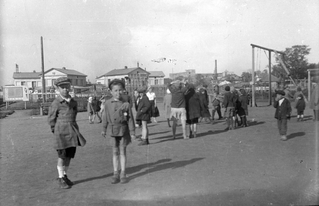 Детская площадка, 16 апреля 1956 - 14 мая 1956. Фотография сделана британской делегацией, побывавшей в СССР в 1956 году.Выставка «Английские энергетики в Советском Союзе» с этим снимком.