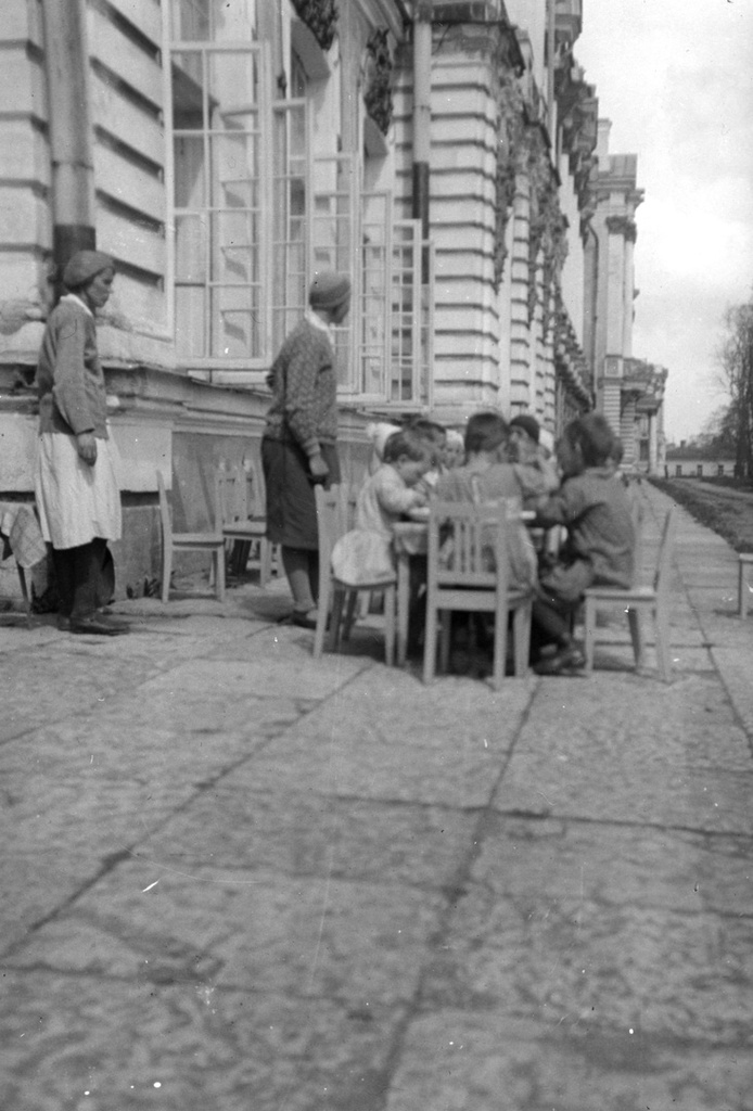 Прием пищи у детей, 16 апреля 1956 - 14 мая 1956. Фотография сделана британской делегацией, побывавшей в СССР в 1956 году.Выставка «Английские энергетики в Советском Союзе» с этим снимком.