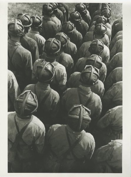 Колонна военных, 1930-е