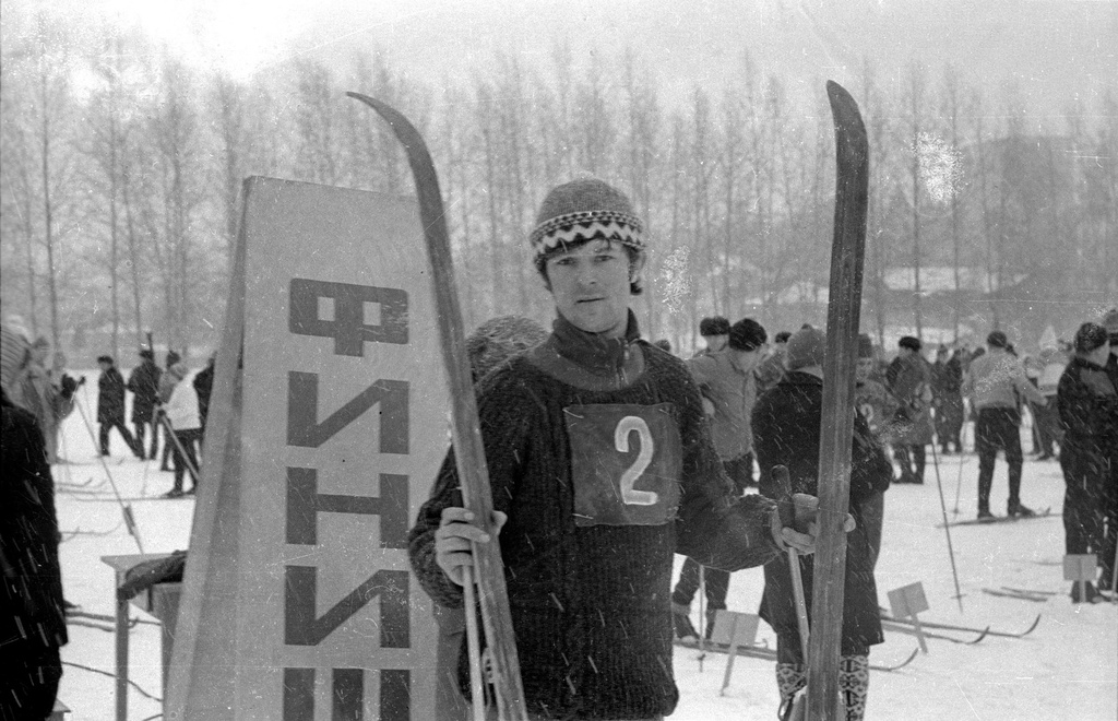 Участник лыжных соревнований у финиша, 1 декабря 1972 - 1 декабря 1973, Московская обл., г. Красногорск. Выставка «А снег идет, а снег идет, и все вокруг чего-то ждет…» с этой фотографией.