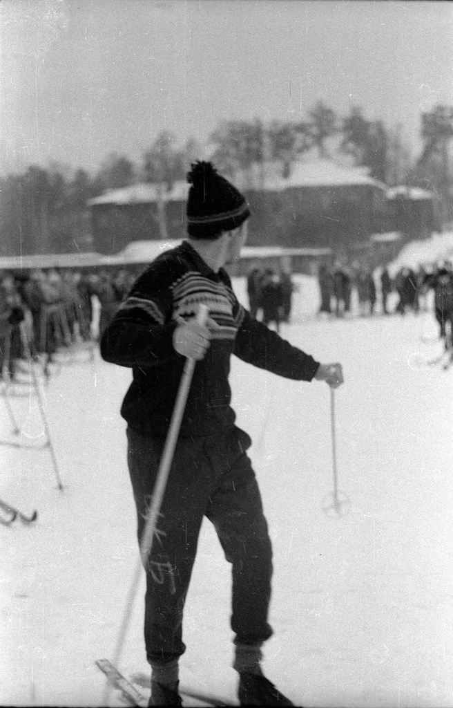 Участник лыжных соревнований, 1 декабря 1972 - 1 декабря 1973, Московская обл., г. Красногорск. Надпись мелом на брюках лыжного костюма участника: «ЦКБ».