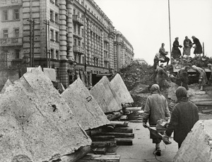 Сооружение огневой точки, 1941 - 1944, г. Ленинград. Выставка «Блокада Ленинграда» и видеовыставка «Блокадный Ленинград. "Эстафета жизни"» с этой фотографией.