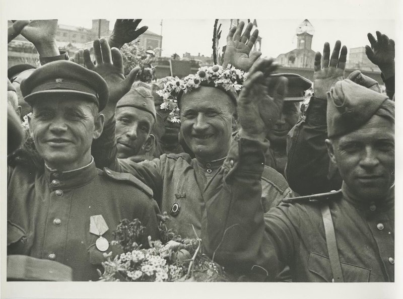 Встреча на Белорусском вокзале, 21 июля 1945, г. Москва. Выставки&nbsp;«Победители»,&nbsp;«10 фотографий: Улыбки 1940-х»&nbsp;и&nbsp;«Улыбки XX века» с этой фотографией. 