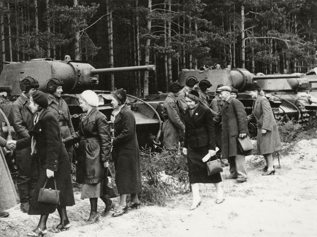 Москвичи передают советским танкистам танки, построенные на собственные средства, апрель - октябрь 1942, г. Москва