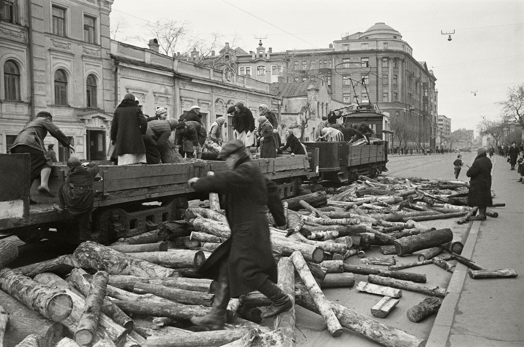 Разгрузка бревен, 1942 год, г. Москва