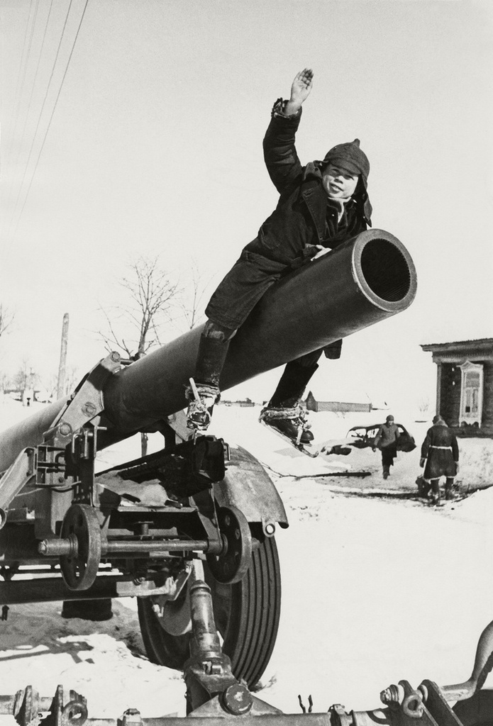 На трофейной пушке, январь 1942, Московская обл., дер. Черная Грязь
