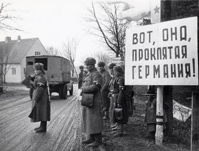 «Вот, она, проклятая Германия!», 1944 год, Германия. Выставка «Хроника военных дней в фоторепортажах Виктора Темина» с этой фотографией.