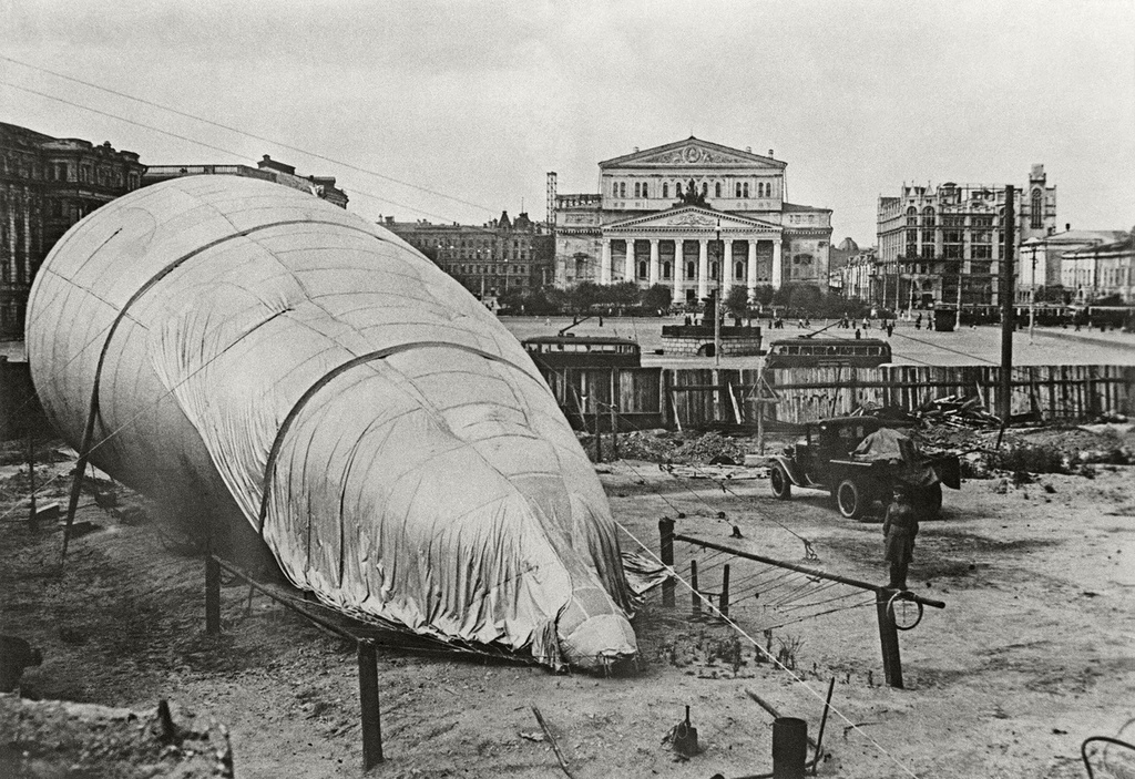 Аэростат у Большого театра, 1941 год, г. Москва. Выставки:&nbsp;«Война. Начало», «"На большом воздушном шаре". 15 фотографий с аэростатами» с этой фотографией.