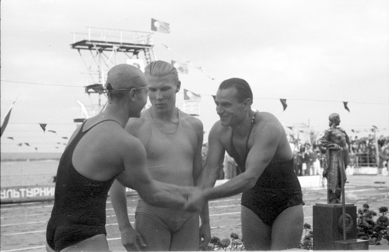 Плавание, 1 мая 1945 - 1 июля 1945, г. Москва. Чемпионат по плаванию СССР 1945 г. В середине Эндель Эдаси,справа – Семен Бойченко.&nbsp;Фотография из архива Алексея Бражникова.Выставка «Пловцы» с этой фотографией.