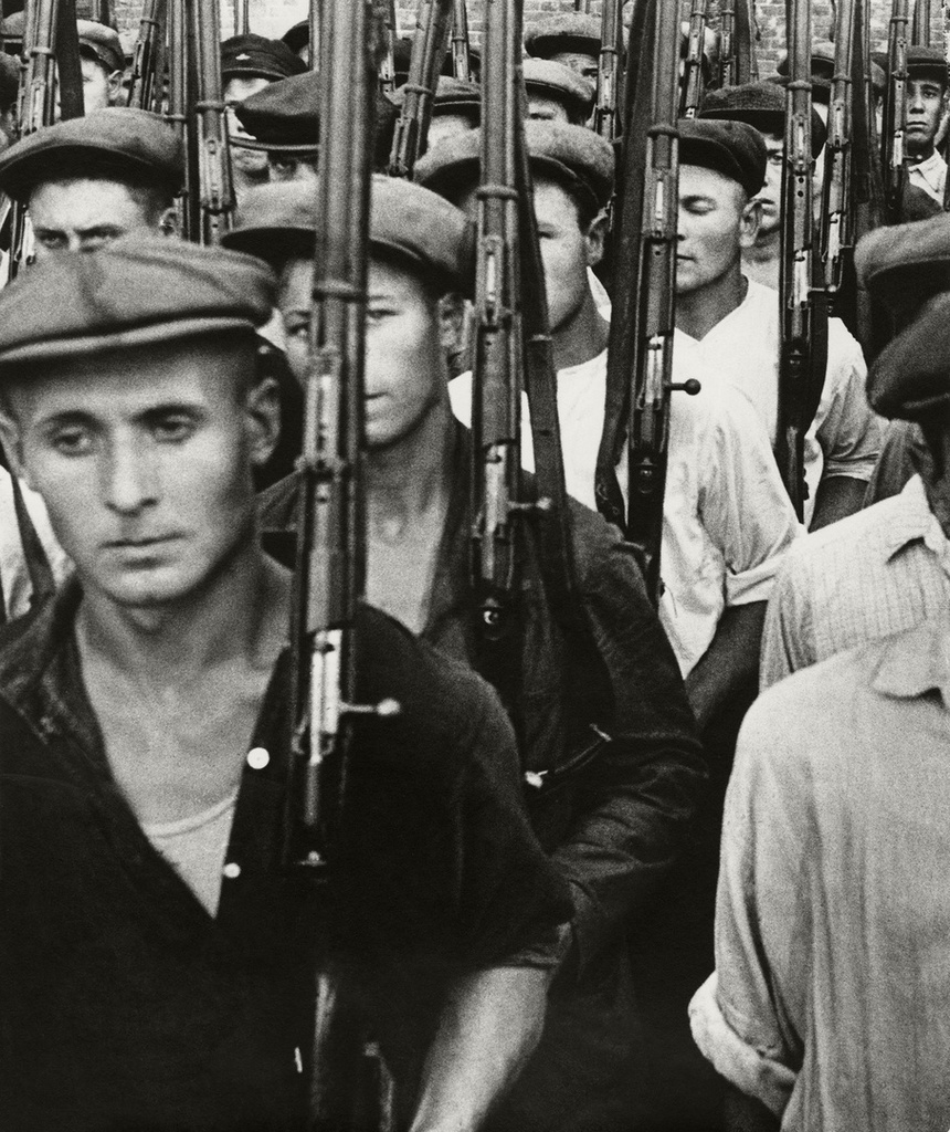 «Рабочие московских заводов взяли в руки винтовки», 1941 год, г. Москва. Выставки «Начало Великой Отечественной войны» и «Страшная сила» с этой фотографией. 