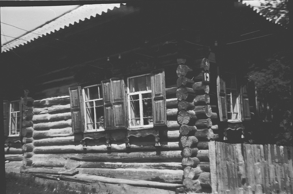 Сдвоенные окна со ставнями, 1989 год, Кемеровская обл., дер. Зырянка. Выставка «Красота деревянного зодчества в деталях» с этой фотографией.