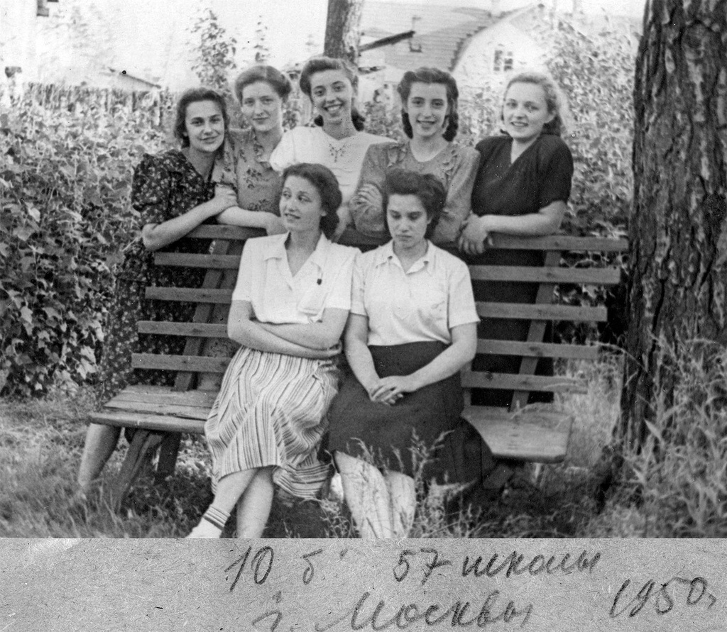 Одноклассники, июнь - июль 1950, г. Москва. Выпускницы 57-й школы.Выставка «История одной семьи» с этой фотографией.