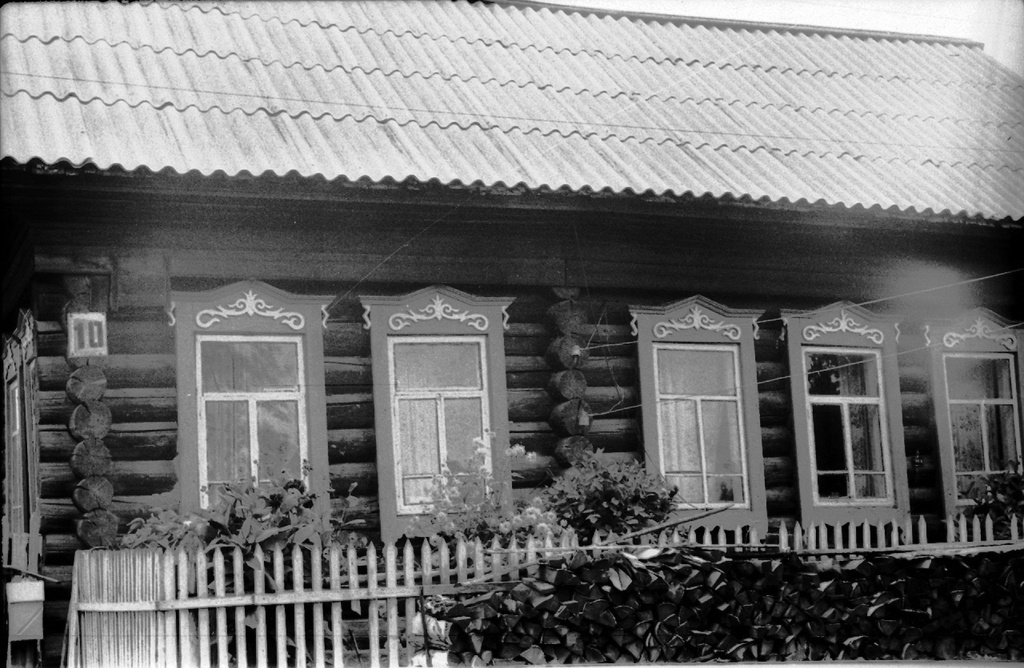 Фасадные окна дома-пятистенка, 1989 год, Кемеровская обл., Яшкинский р-н. Выставка «Красота деревянного зодчества в деталях» с этой фотографией.
