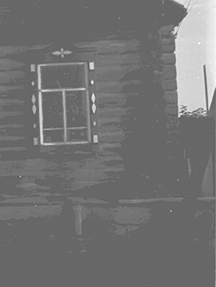 Наличник с геометрическим орнаментом, 1989 год, Кемеровская обл., дер. Зырянка. Выставка «Красота деревянного зодчества в деталях» с этой фотографией.