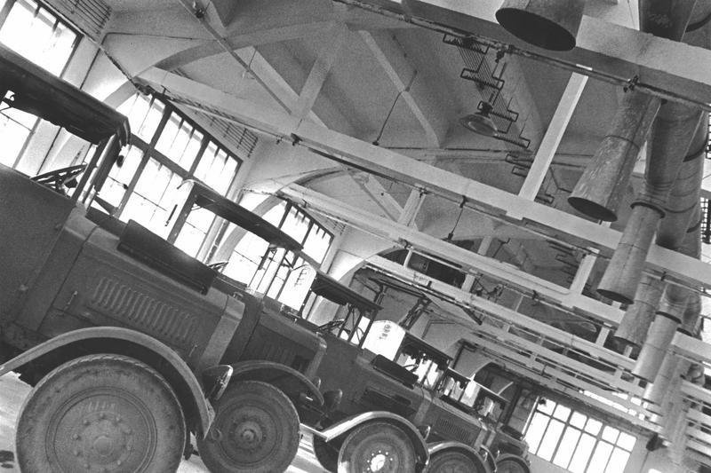 Новый гараж, 1931 год. Грузовик «Я-4» выпускался Ярославским госкдарственным автомобильным заводом (ЯГАЗ) в 1928–1929 го­дах. Всего было выпущено 137 машин этой марки. На грузовике был устанавливался импортный 6-цилиндровый рядный двигатель «Даймлер-Бенц» мощностью 75 лошадиных сил.Видео «Борис Игнатович» с этим снимком.&nbsp;