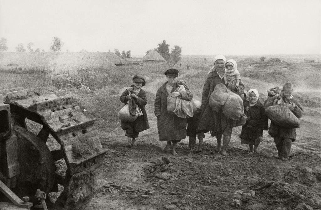 Елена Залогина с детьми возвращается из фашистского плена, 1943 год. Выставка «День матери» с этой фотографией.