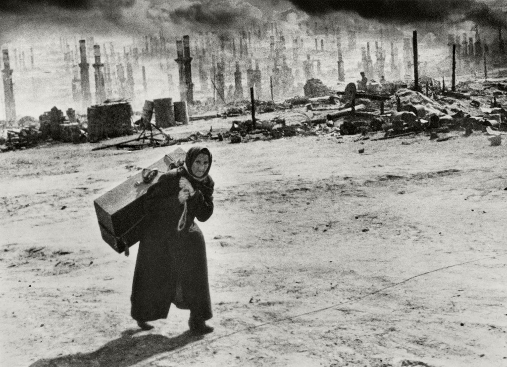 «Исход», июнь 1942, г. Мурманск. После налета немецкой авиации.Выставки&nbsp;«Человек на войне», «Начало Великой Отечественной войны»&nbsp;и «Чемоданное настроение»&nbsp;с этой фотографией.