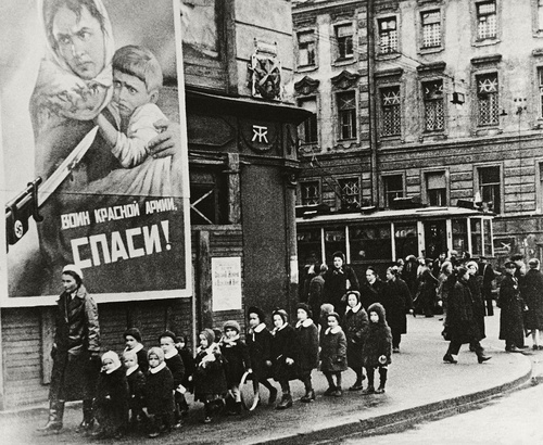 В блокадном Ленинграде, 1942 год, г. Ленинград