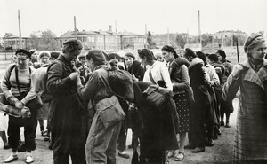 Работницы фабрик и заводов Москвы готовятся к защите города, октябрь 1941, г. Москва. Выставки&nbsp;«Народное ополчение во время Великой Отечественной войны» и «Женщины на войне» с этой фотографией.