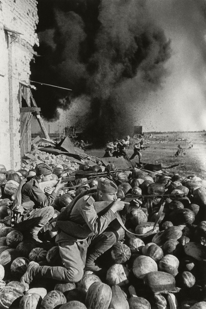 Бои в Сталинграде, август - сентябрь 1942, г. Сталинград. Видео  «Сталинградская битва» и выставка «Из наследия Семена Фридлянда» с этой фотографией.