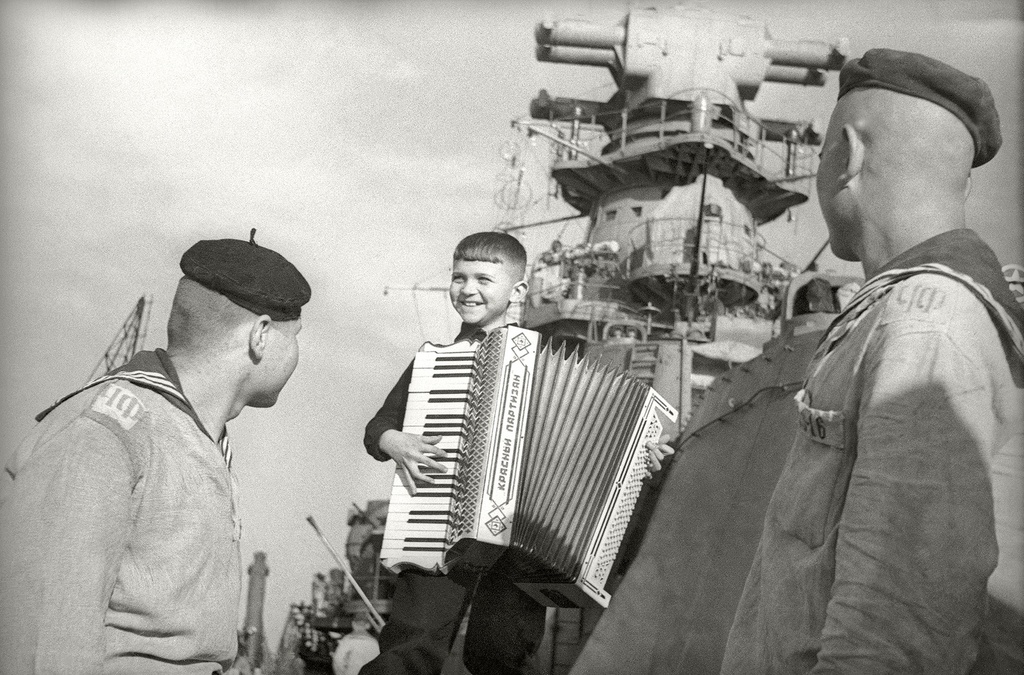 Мальчик с аккордеоном. Крейсер «Красный Крым», 1944 год, Крымская АССР, г. Севастополь. Выставка «Дети на войне» с этой фотографией.