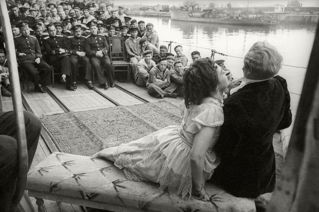 Театр на корабле, 9 мая 1944 - 31 декабря 1944, г. Севастополь. Выставка «Моряки Черноморского флота» с этой фотографией.